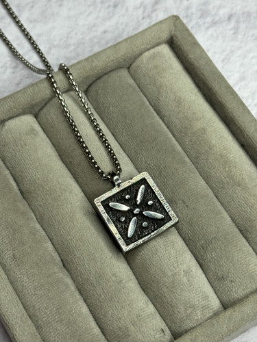 گردنبند درفش کاویانی ایرانی | زیور نمادین اصالت و هویت باستانی